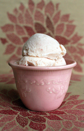 Homemade Strawberry Ice Cream (Full and Content)